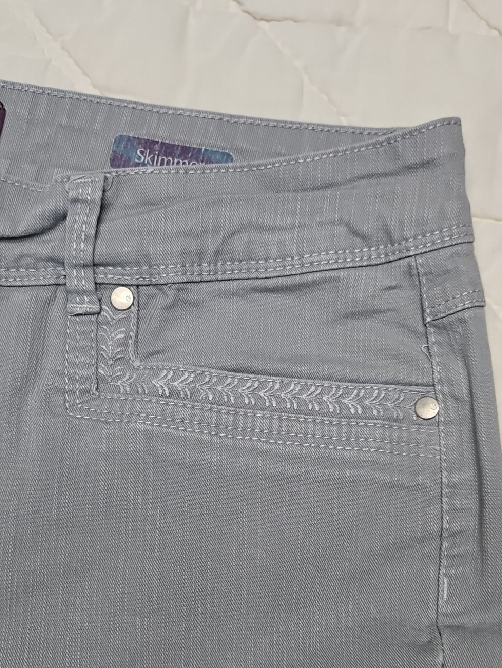 Gloria Vanderbilt Light Gray Marnie Cuffed Skimmer Capri - Picture 4 of 13
